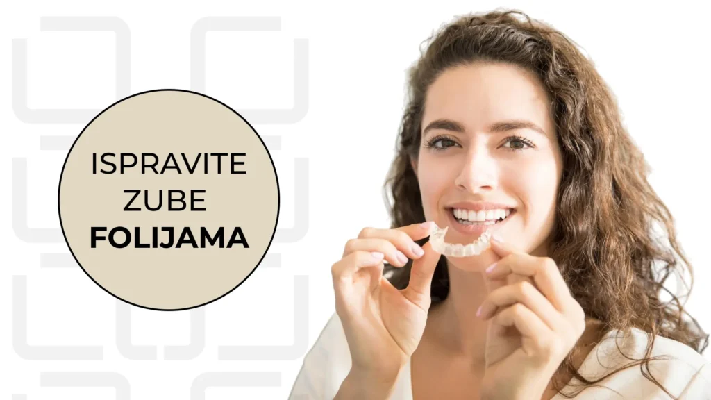 Devojka drži providne folije za ispravavljanje zuba