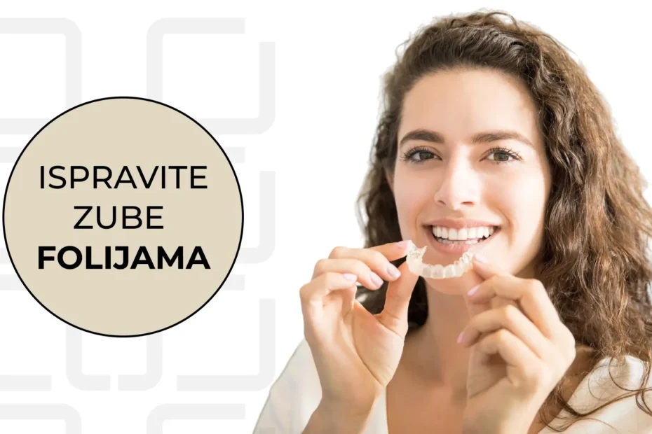 Devojka drži providne folije za ispravavljanje zuba
