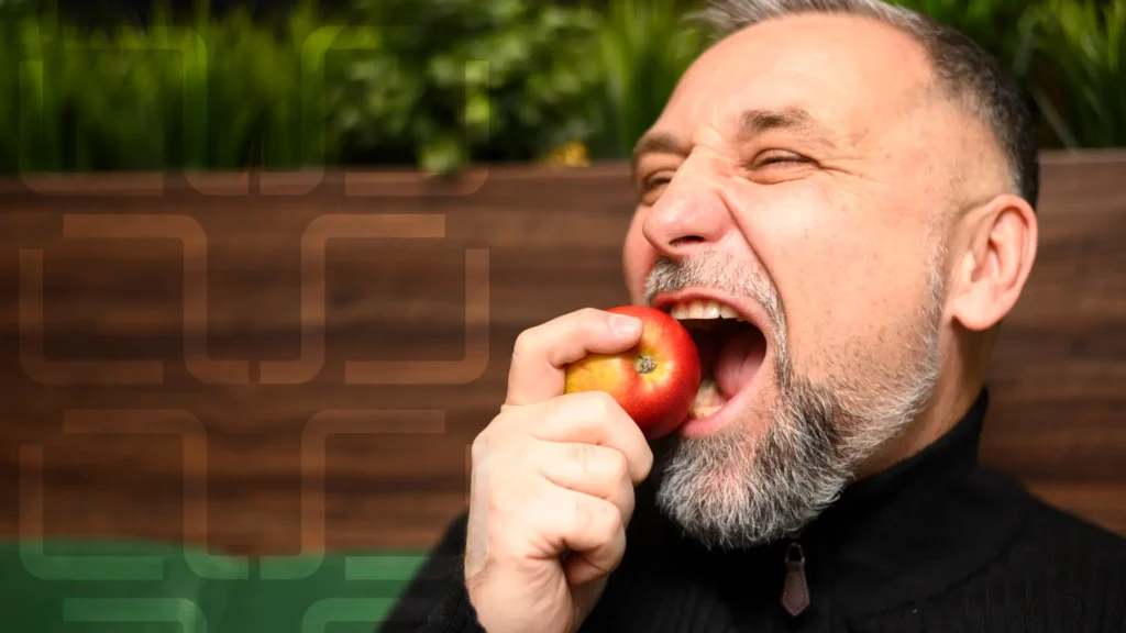 Zadovoljan pacijent sa zubnom protezom bez nepca koja izgleda potpuno prirodno.