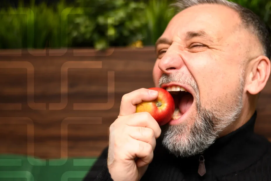 Zadovoljan pacijent sa zubnom protezom bez nepca koja izgleda potpuno prirodno.