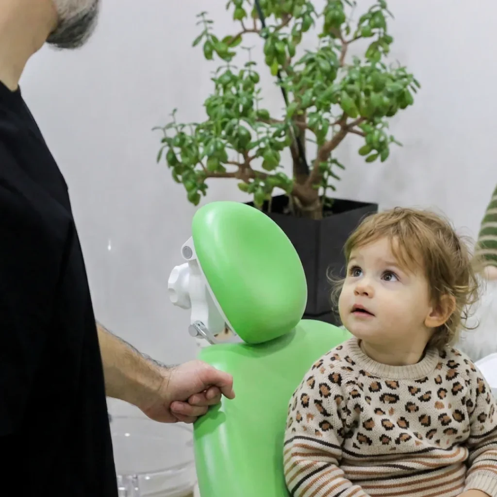 Prvi pregled deteta kod stomatologa u stolici