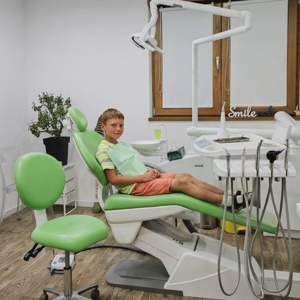 Dete u A Med ordinaciji pre tretmana fluorizacije zuba 