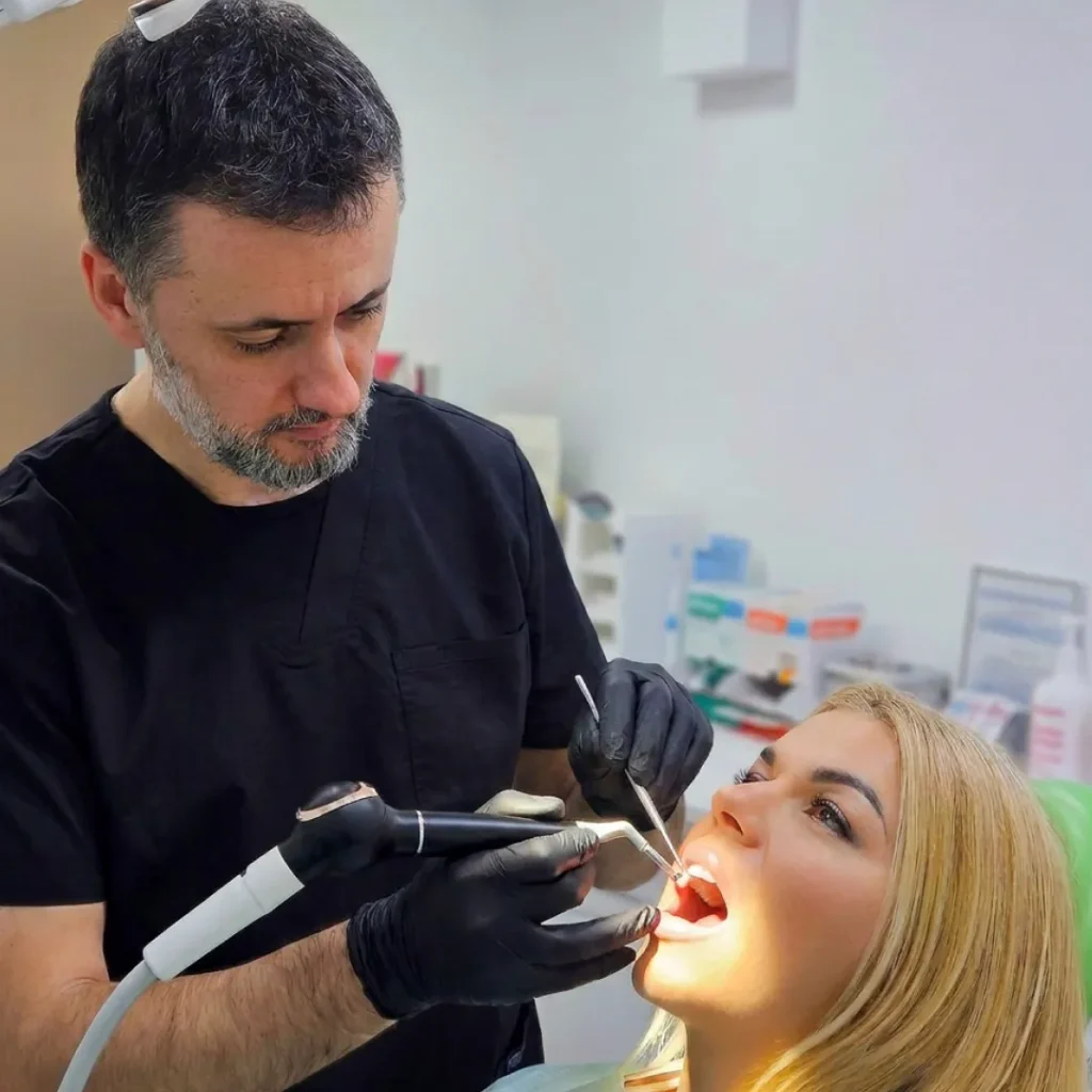 Dr Berislav Leburić izvodi tretman peskiranja zuba u A Med ordinaciji